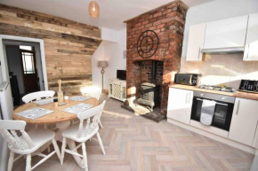 Cosy Farmhouse Cottage Style House 1 mile from Blackpool Tower